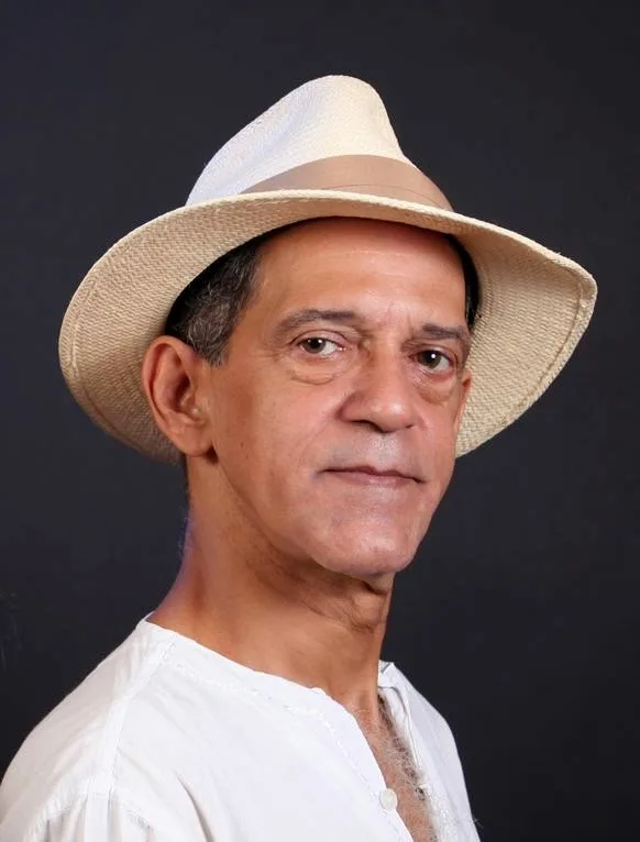 Último Tipo e {muitos} convidados