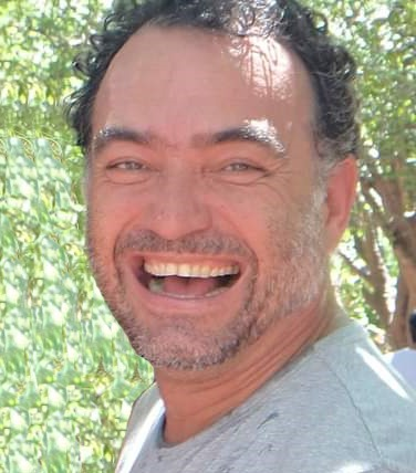 Marcio Belardini sorrindo no quintal do Escuta o Cheiro